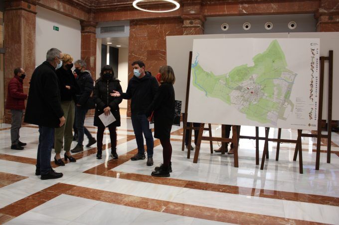 Garcia, Ruiz, Bachero (Compromís per Castelló) visita expo publica PG