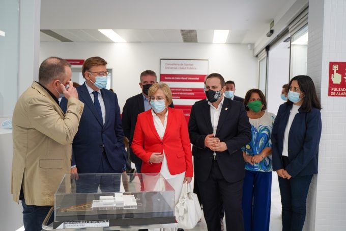 Puig, Barceló, López y Granero en la inauguración Centro de Salud Raval Universitari 2