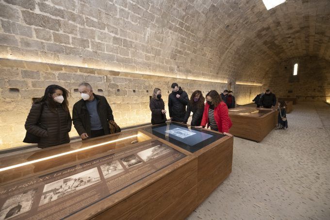 Turistas visitando el castillo