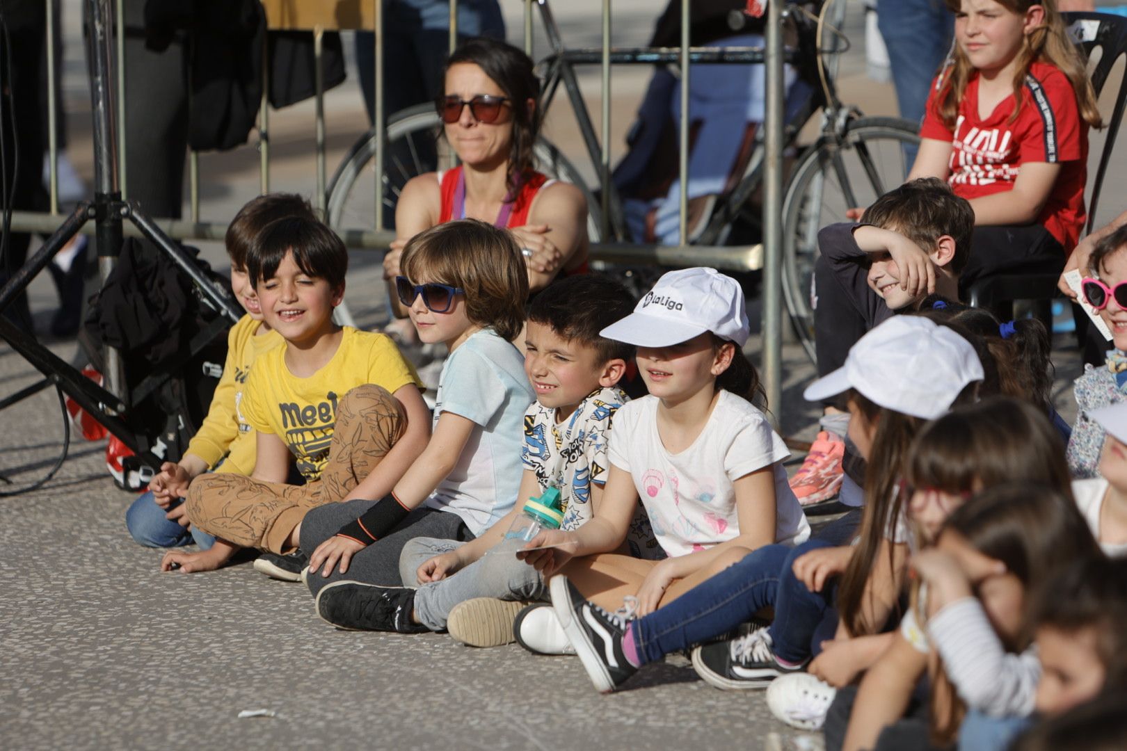 Niños y niñas disfrutando de actividades infantiles