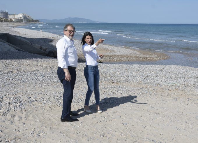 José Martí y María Jiménez en una playa de Castellón José Martí y María Jiménez en una playa de Castellón