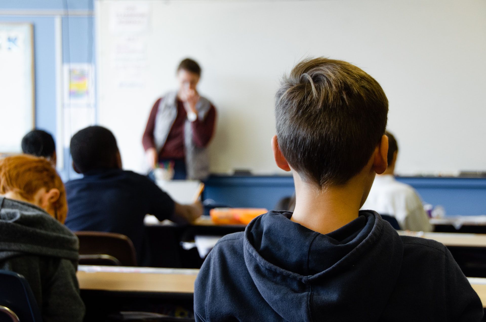 Un xiquet en l'aula d'una escola de Castelló