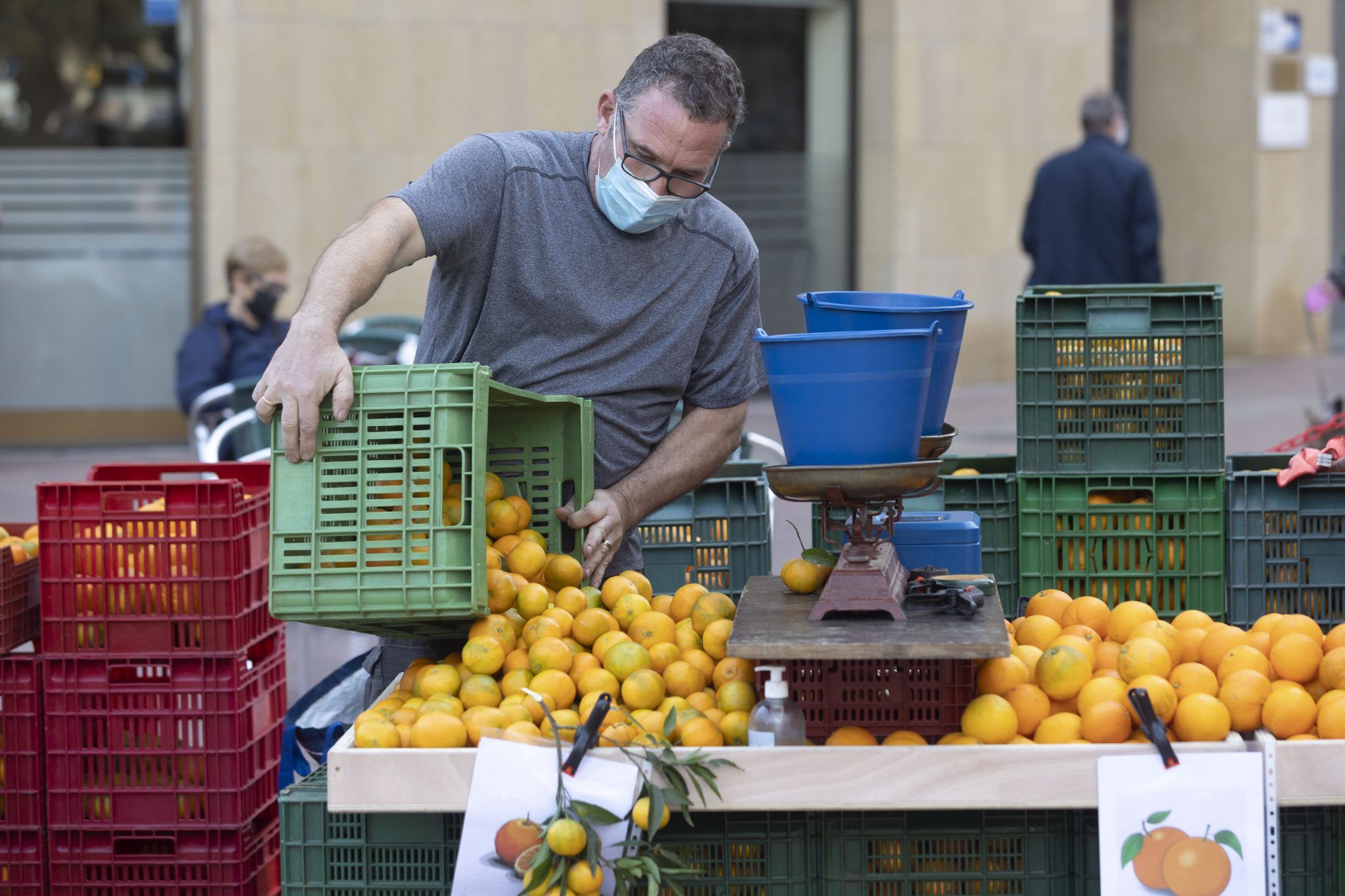 Un agricultor en la Feria de la naranja en Castellón
