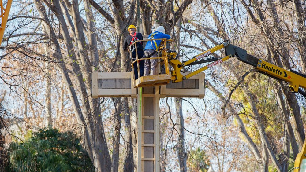  Trabajos de retirada del monumento de la cruz del parque Ribalta