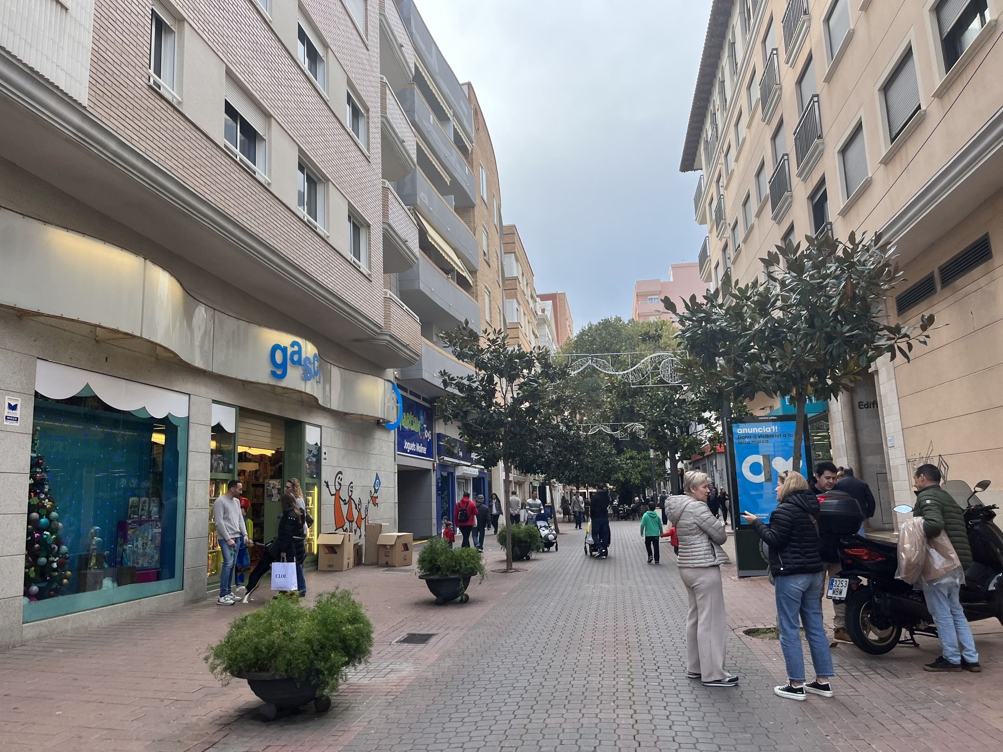 Una calle de comercios locales