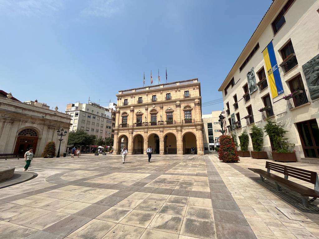 Plaza Mayor con el Ayuntamiento de Castellón de fondo