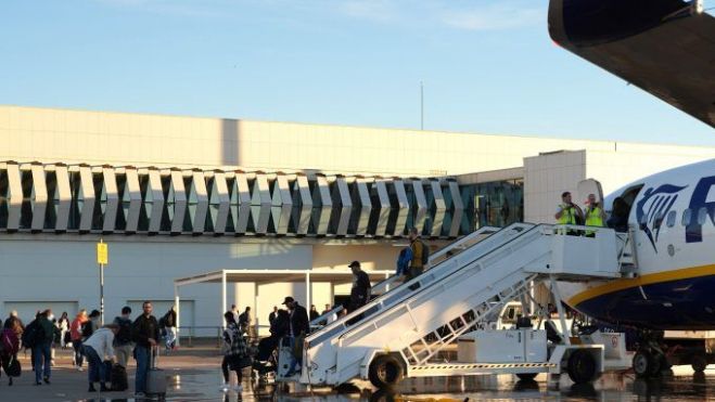 Un grupo de pasajeros baja de un avión en el aeropuerto de Castellón