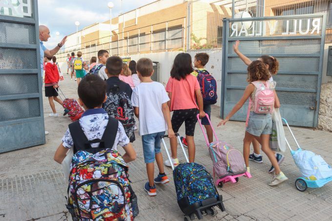 Xiquets i xiquetes entren a una escola