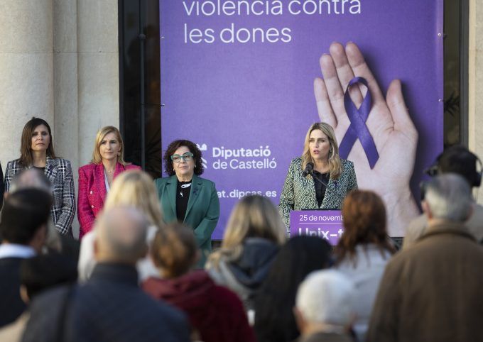 Lectura del manifest del 25N per la Diputació de Castelló