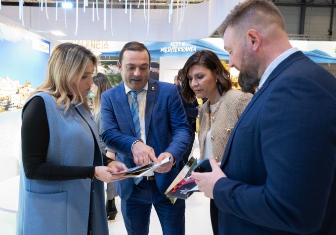 Presidenta y diputados en Fitur