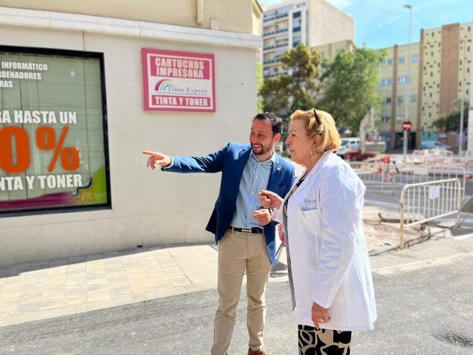 Sergio Toledo visita un carrer en obres per la zona de baixes emissions