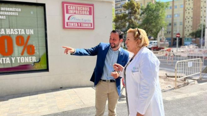 Sergio Toledo visita un carrer en obres per la zona de baixes emissions