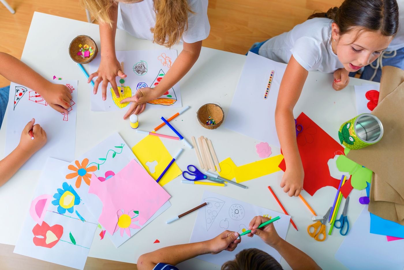 Un grup de xiquets fent una activitat creativa en l'escola d'estiu