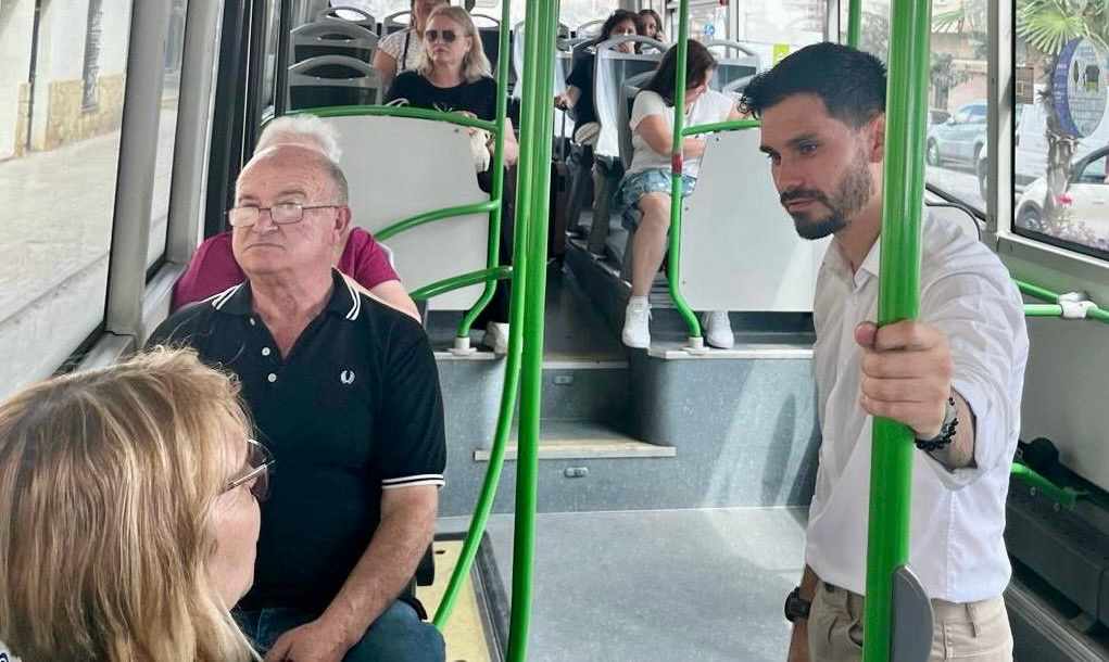 El regidor de Mobilitat, Cristian Ramírez en el trajecte de la Línia 6 d'autobús