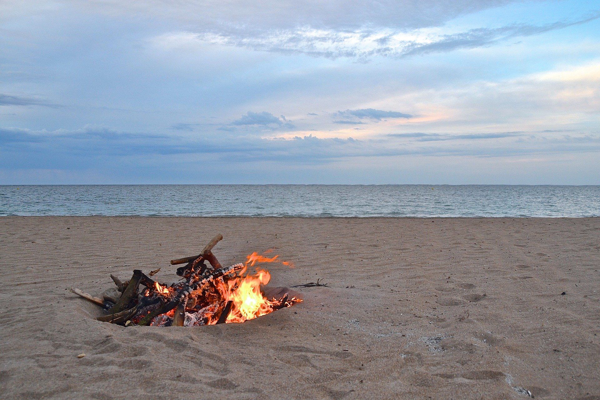 Una foguera en la platja de Benicàssim durant la nit de Sant Joan 