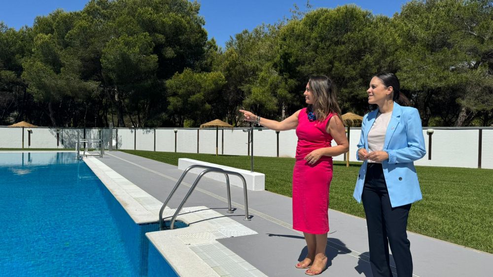 La teniente alcalde del Grau, Esther Giner, y la concejala de Deportes, Maica Hurtado, visitan la piscina