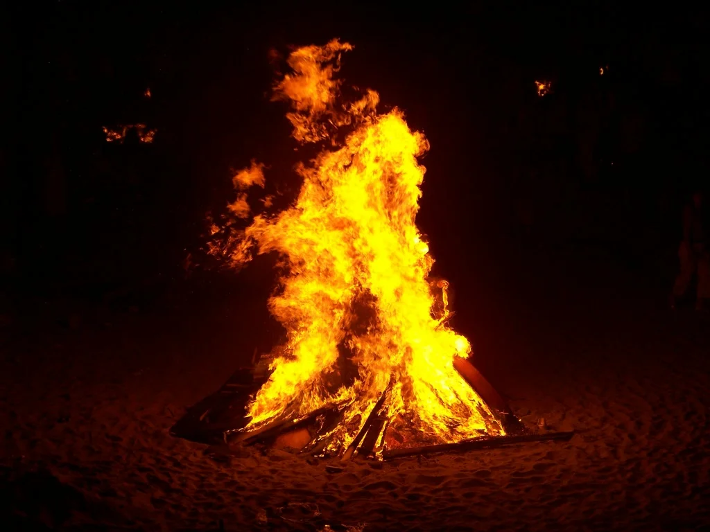 Una foguera de Sant Joan en la platja de Castelló