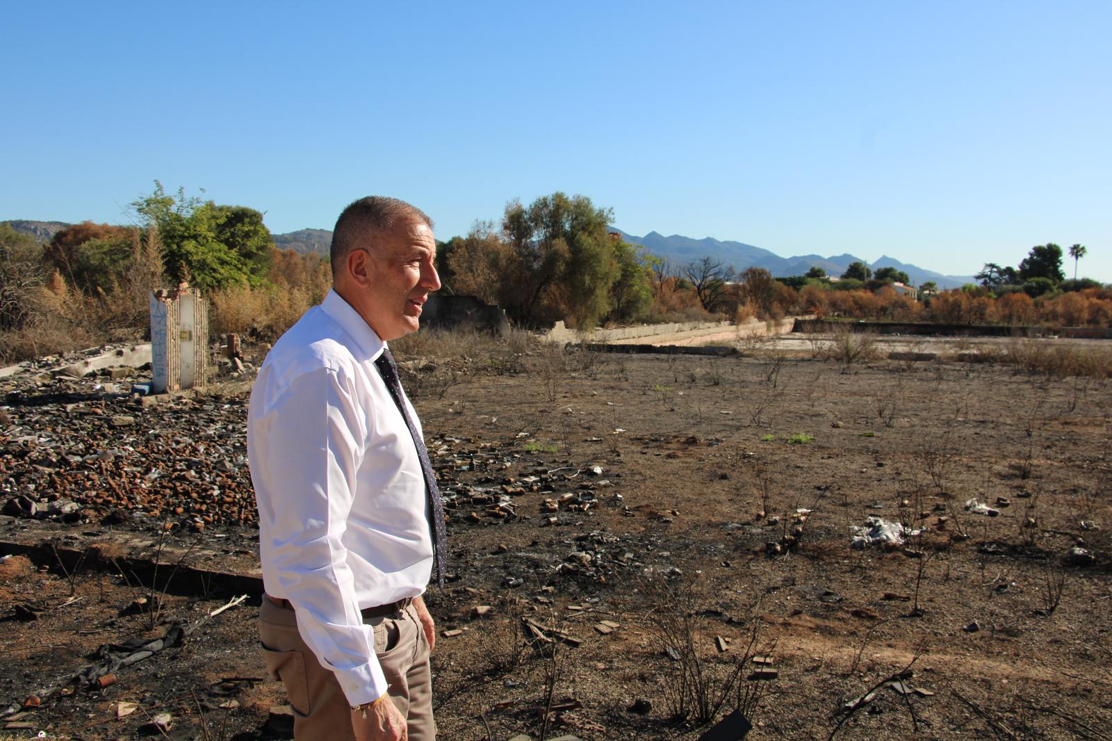Vicent Sales visita els treballs de neteja al PAI Mestrets 