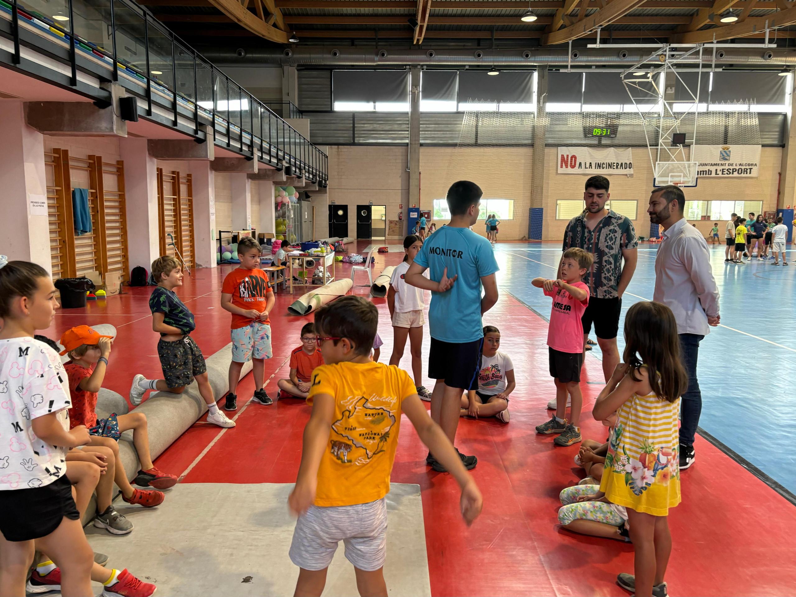 L'alcalde de L'Alcora, Samuel Falomir, visita l'escola d'estiu municipal