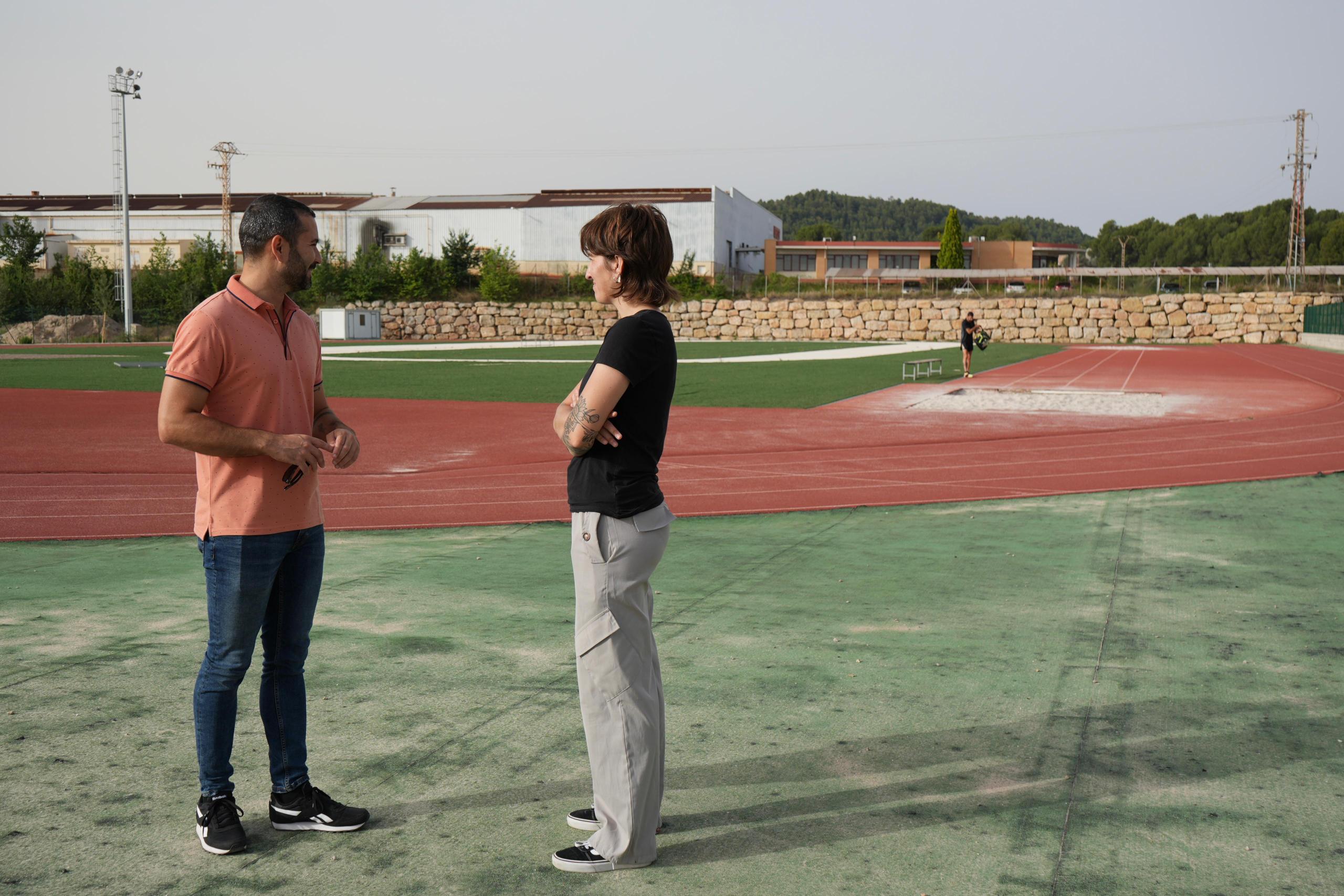 El alcalde Samuel Falomir y la edil Amparo Segura en una instalación deportiva de l'Alcora