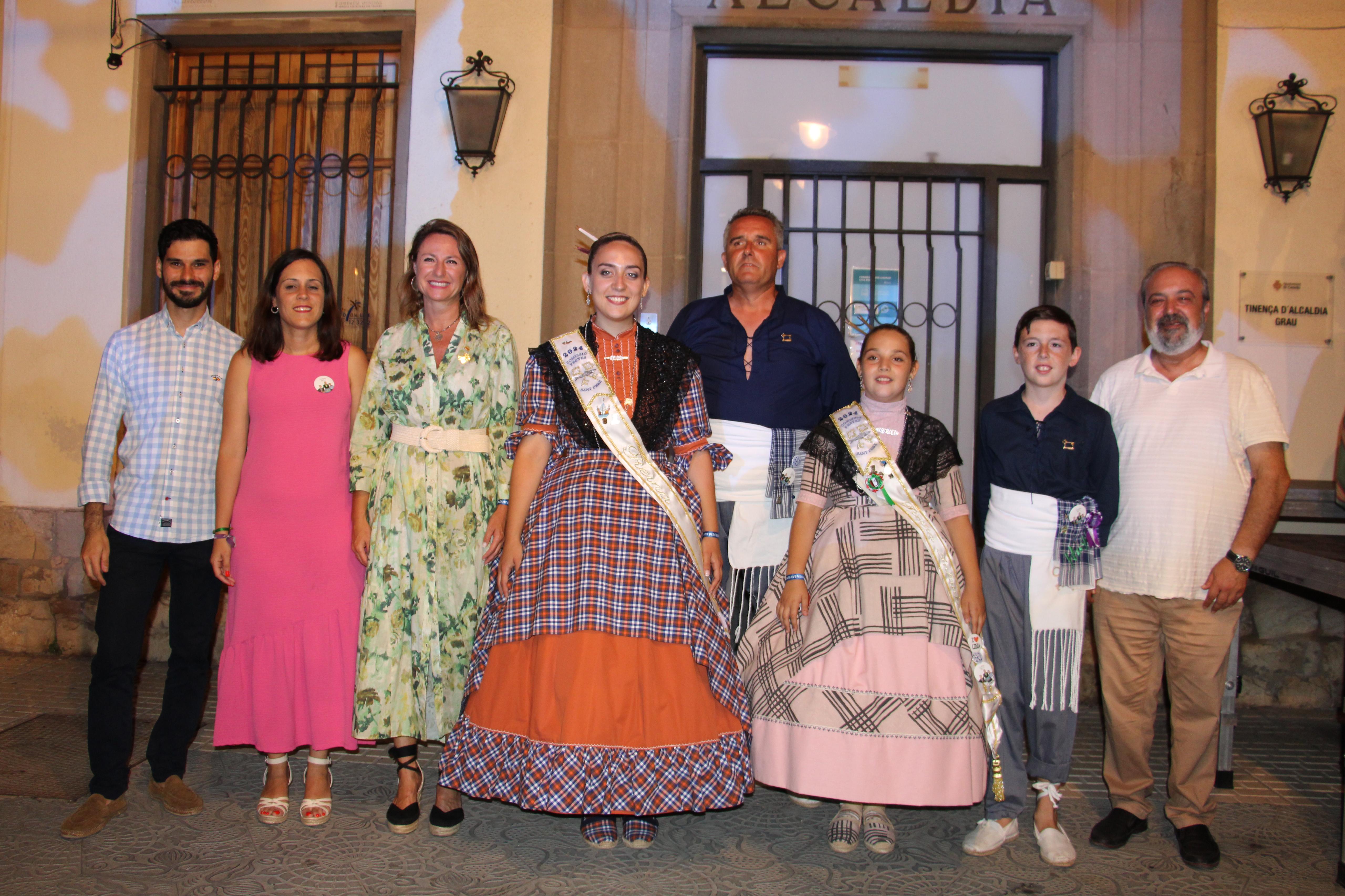 La corporació municipal acudix a la desfilada "Visca Sant Pere" 2024