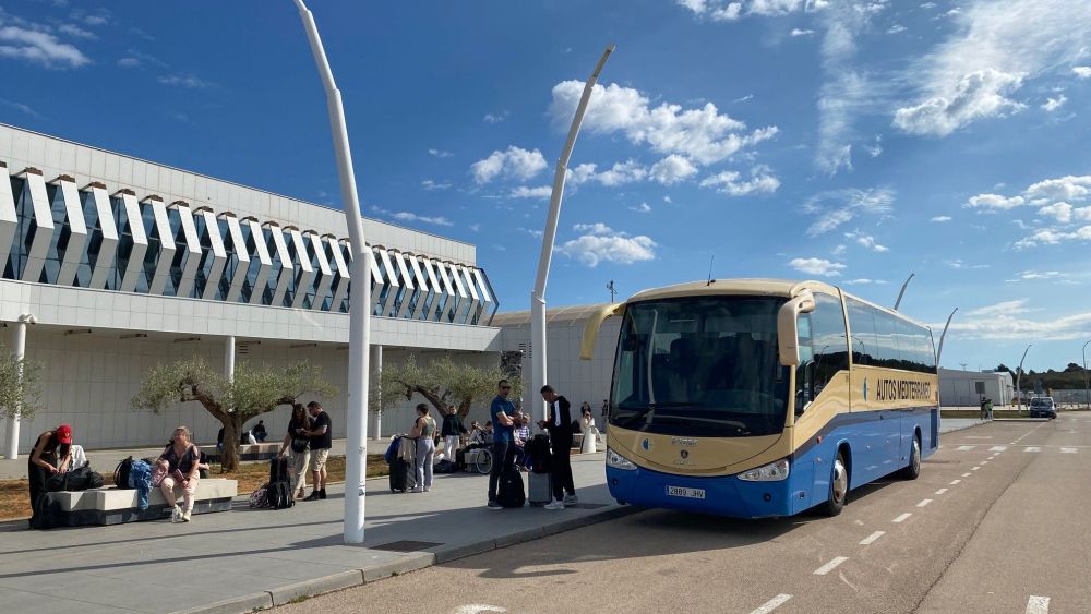 Autobús del servicio discrecional en el aeropuerto de Castellón 