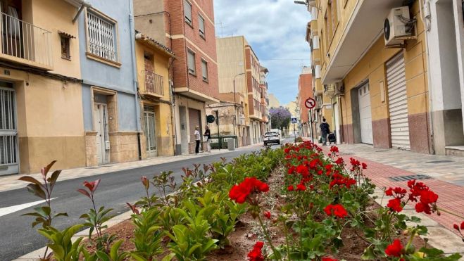 Un carrer del centre de Castelló desprès de les obres d'adequació a la Zona de Baixes Emissions