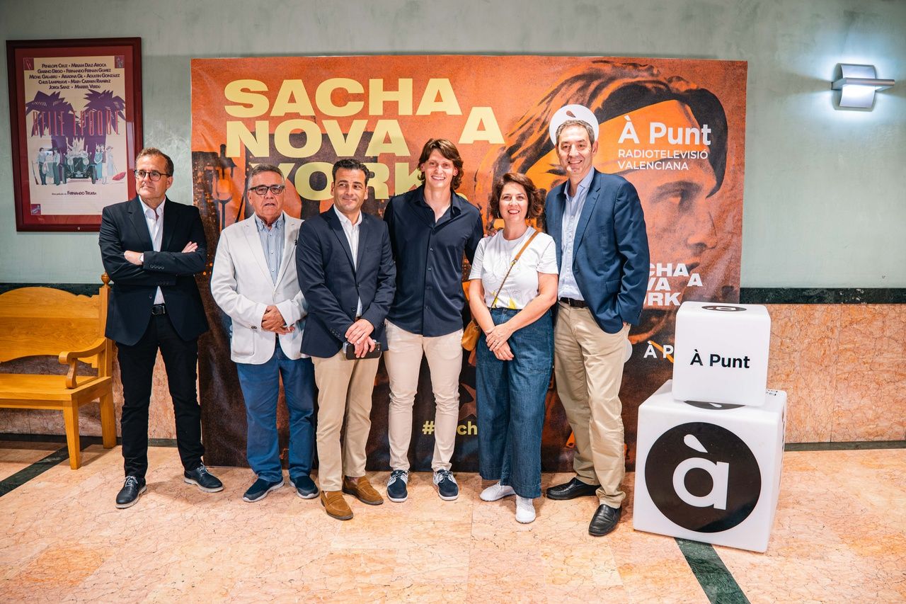 Equip d'À Punt en la presentació de la nova sèrie documental 'Sacha a Nova York'