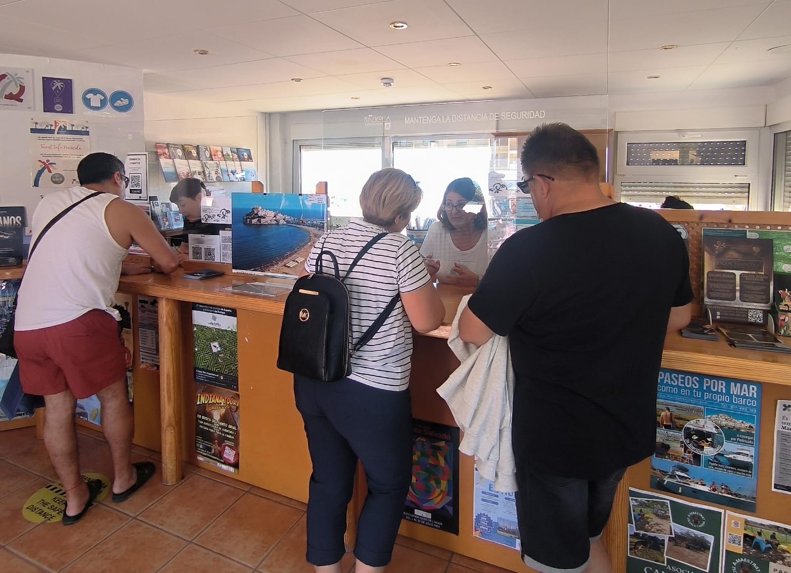Interior de una oficina de turismo de Peñíscola