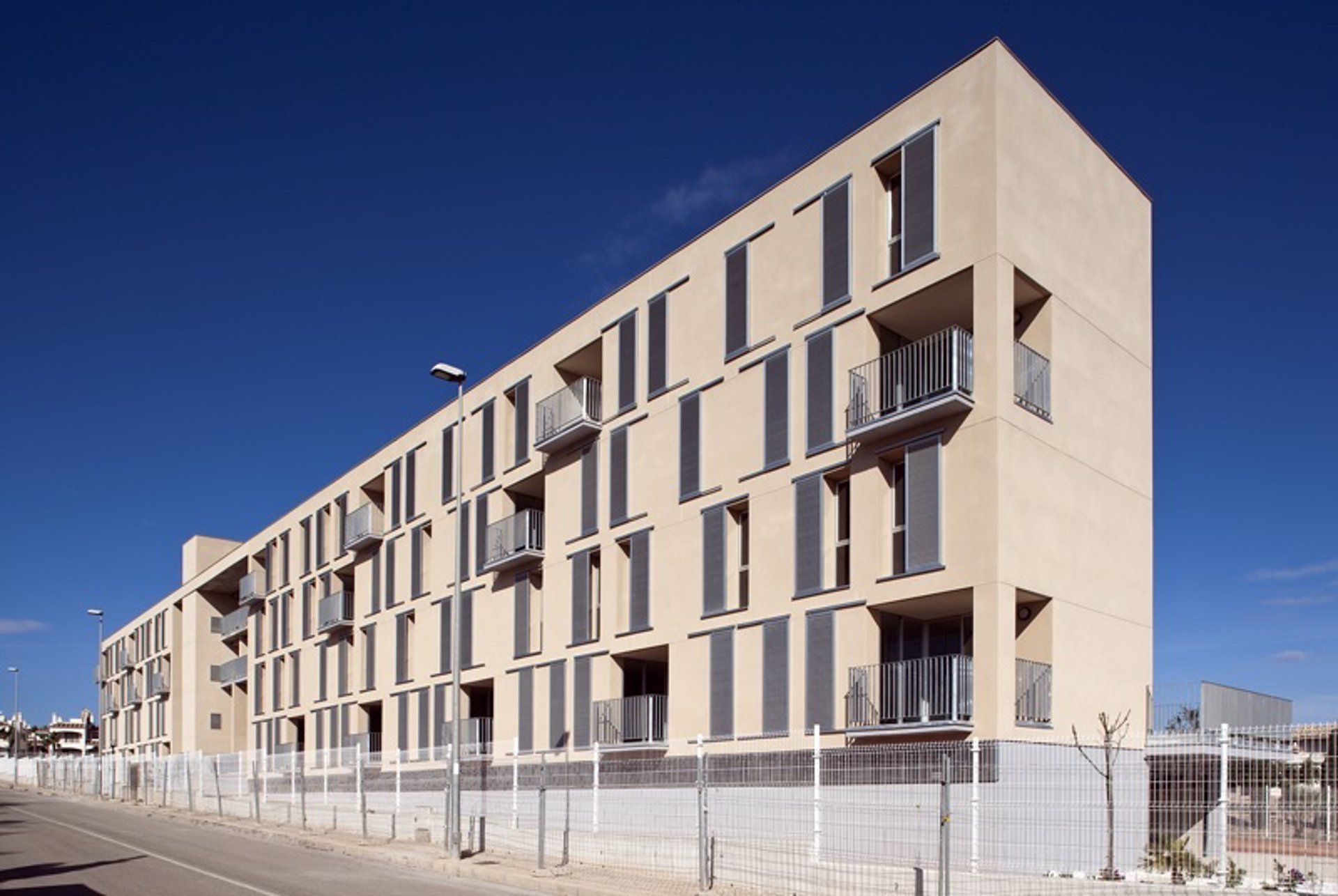 Un edifici propietat de l'Entitat Valenciana d'Habitatge i Sòl (EVHA)