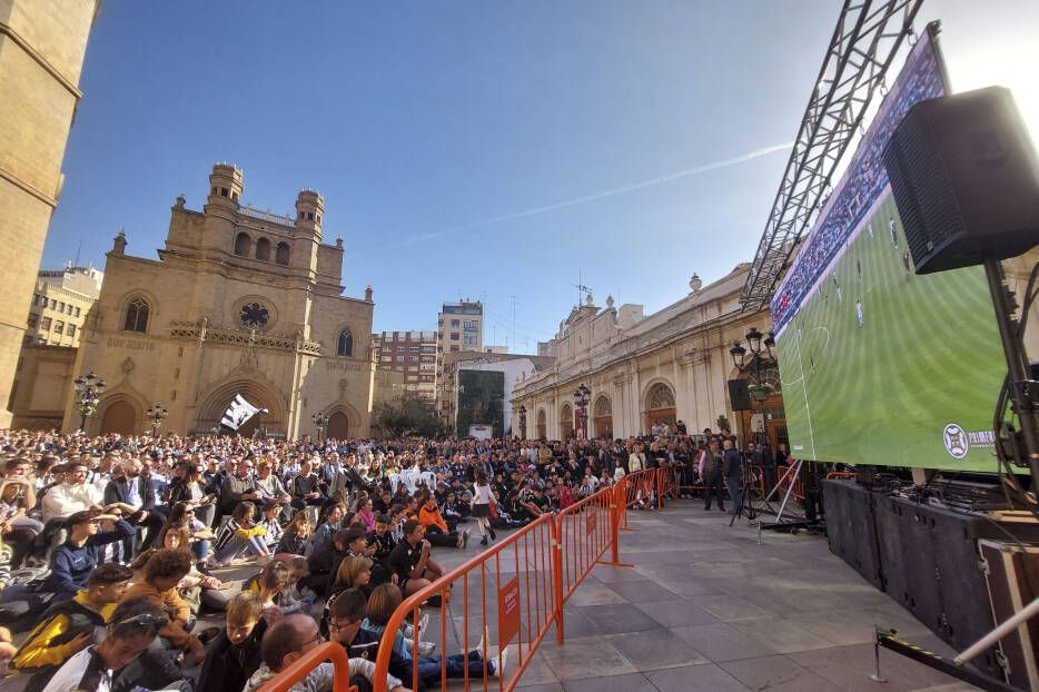 Un partido en una pantalla gigante en la plaza del Ayuntamiento de Castellón