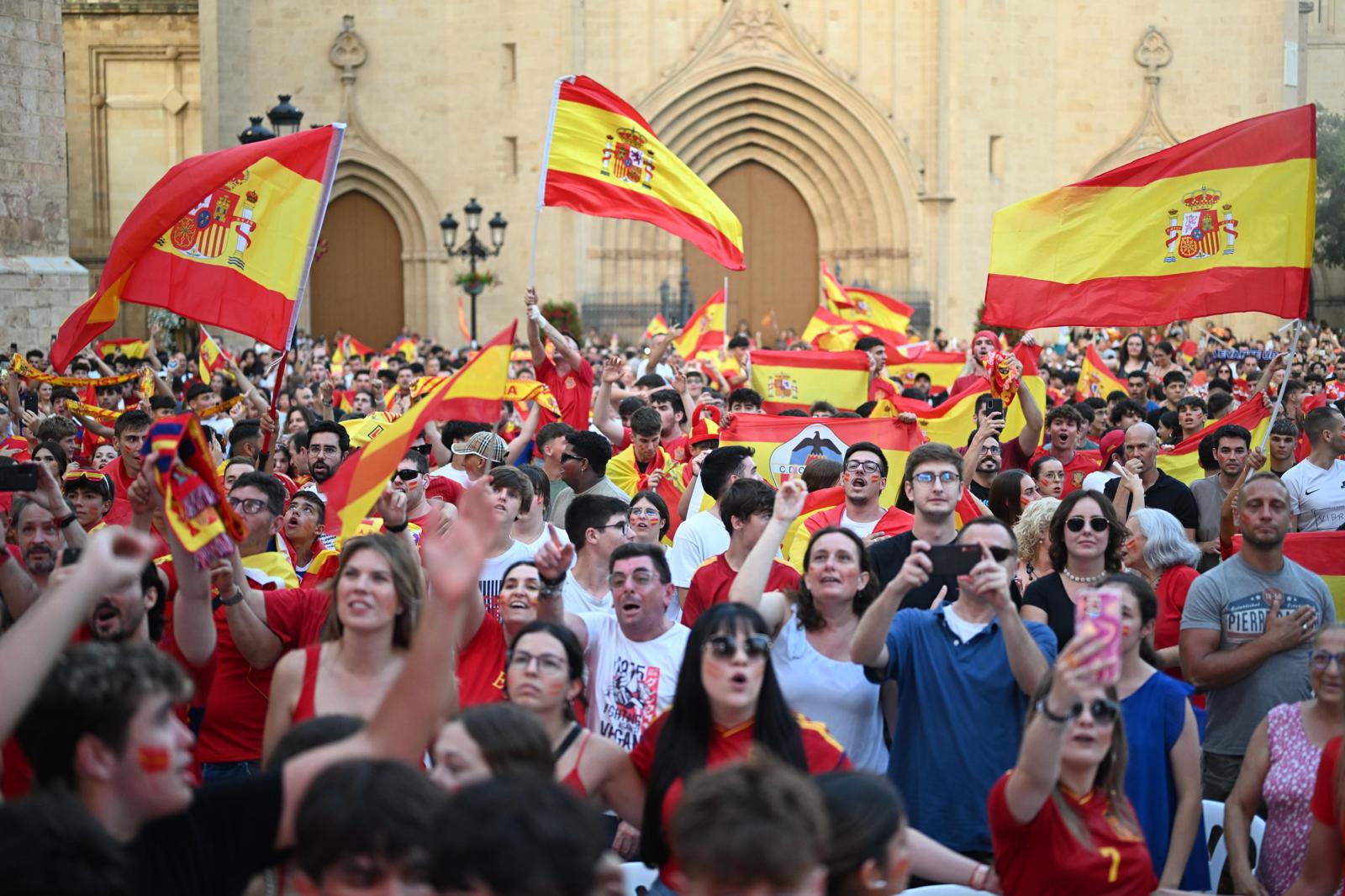 Celebració de la victòria de la Selecció Espanyola en la plaça Major de Castelló