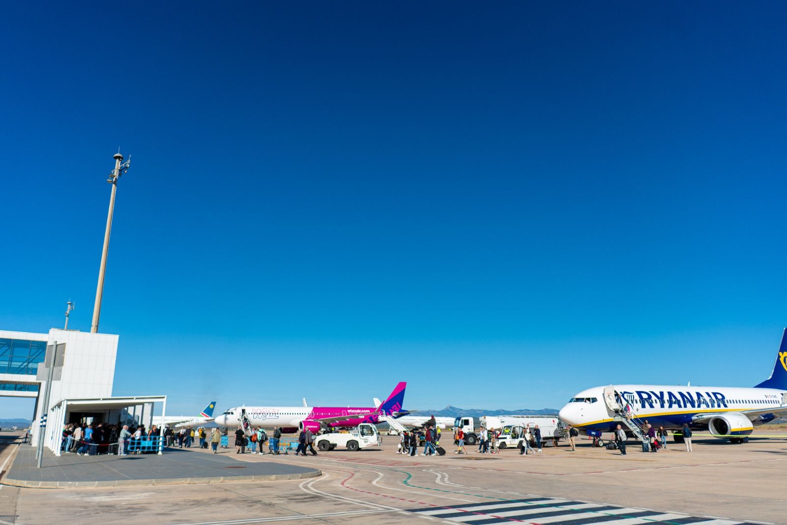 Un grupo de pasajeros baja de dos aviones en el aeropuerto de Castellón