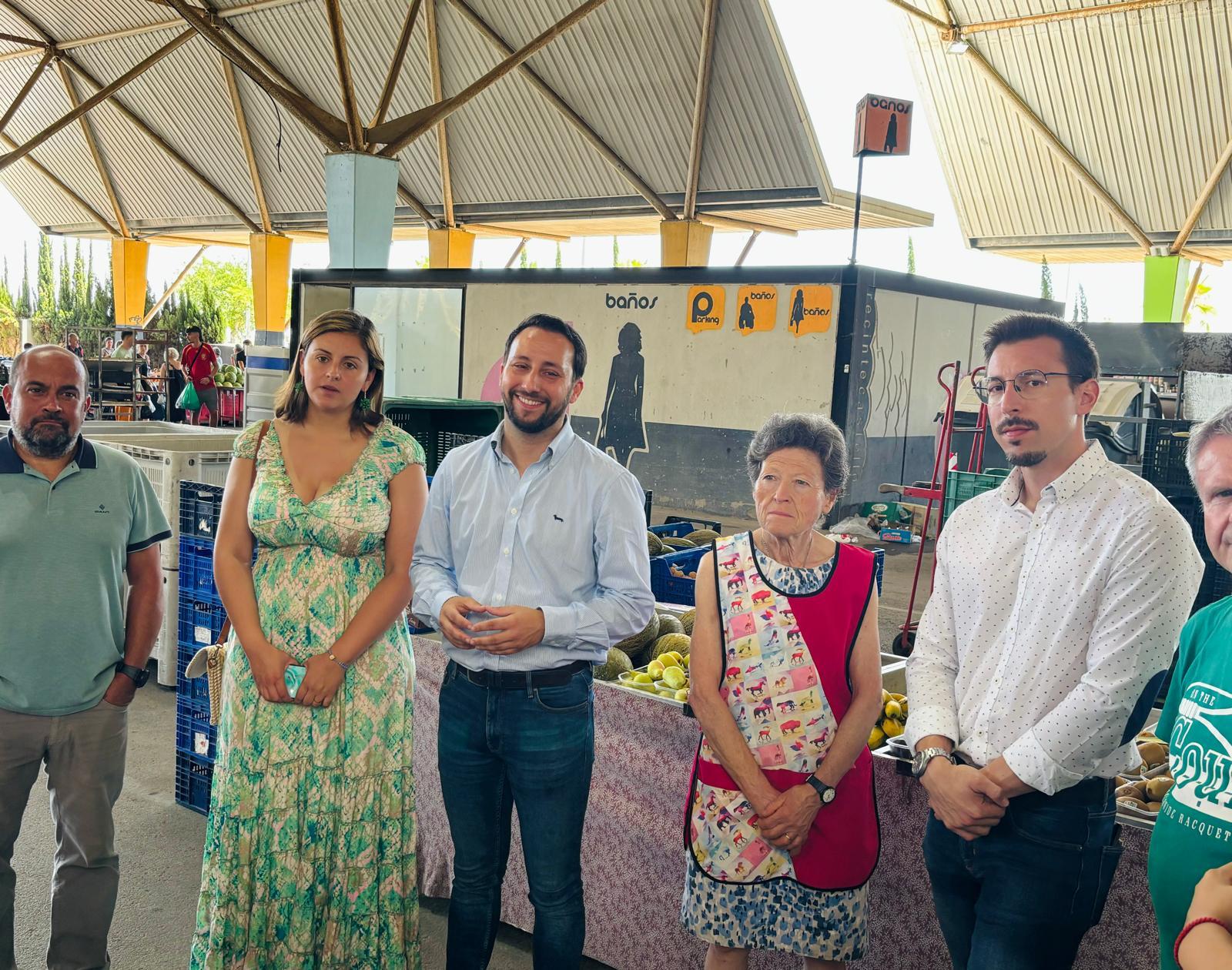 Arantxa Miralles, Sergio Toledo i Alberto Vidal es reunixen amb els comerciants en el Recinte de Fires i Mercats