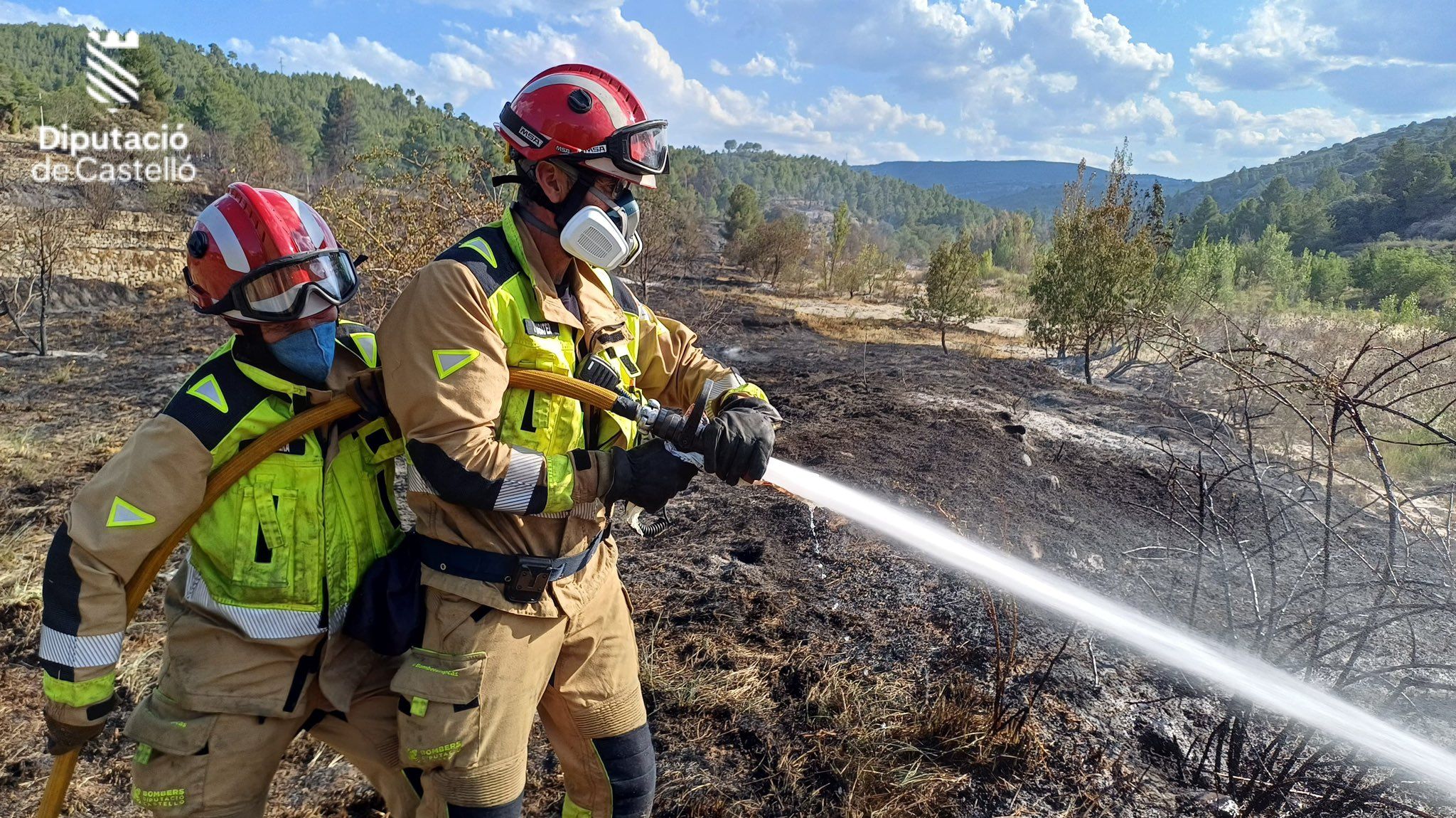 Els bombers treballen en l'extinció de l'incendi forestal de Morella