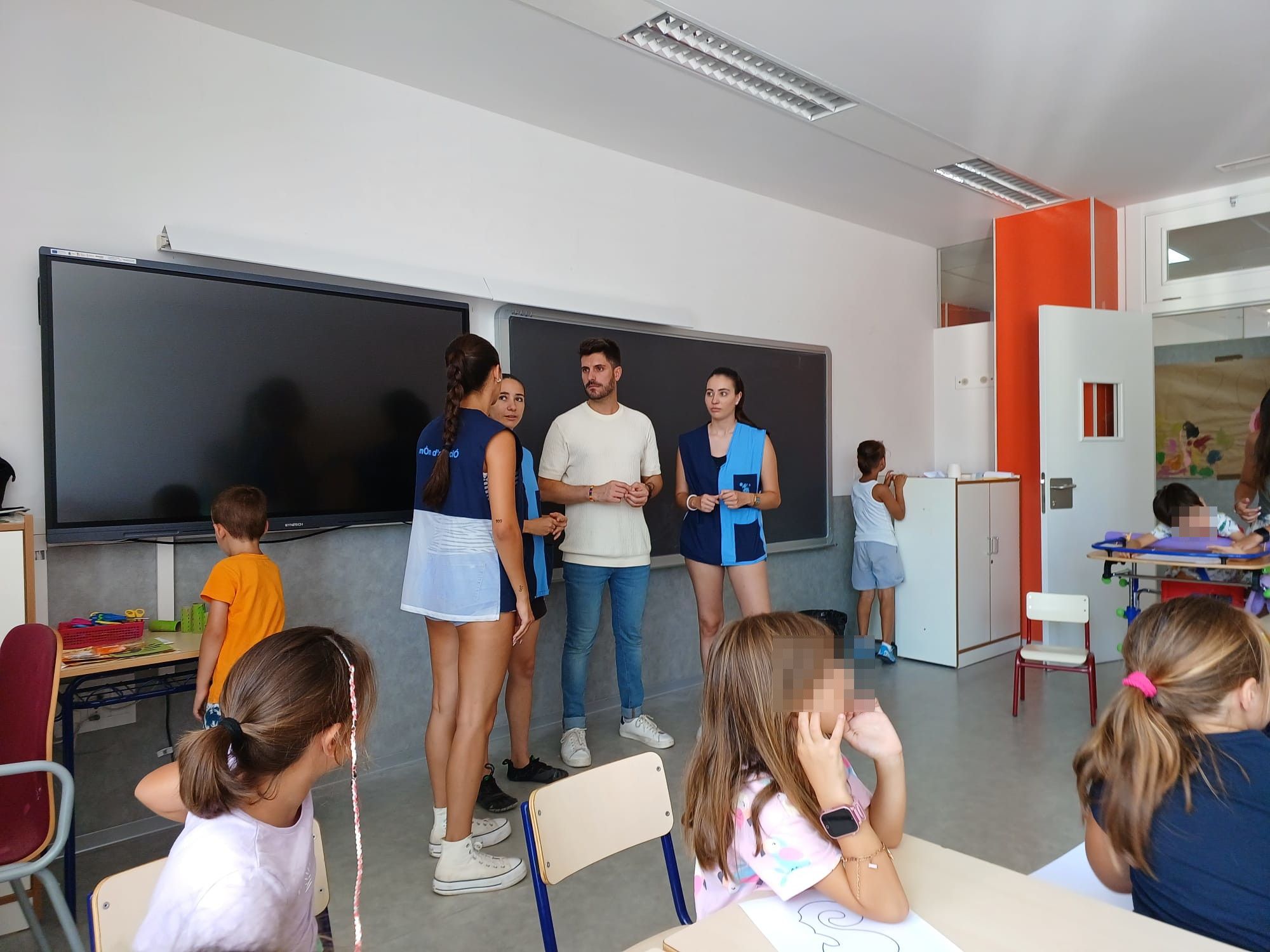 Visita del regidor d'Educació, Carlos Delshorts, a l'escola d'estiu de Benicarló