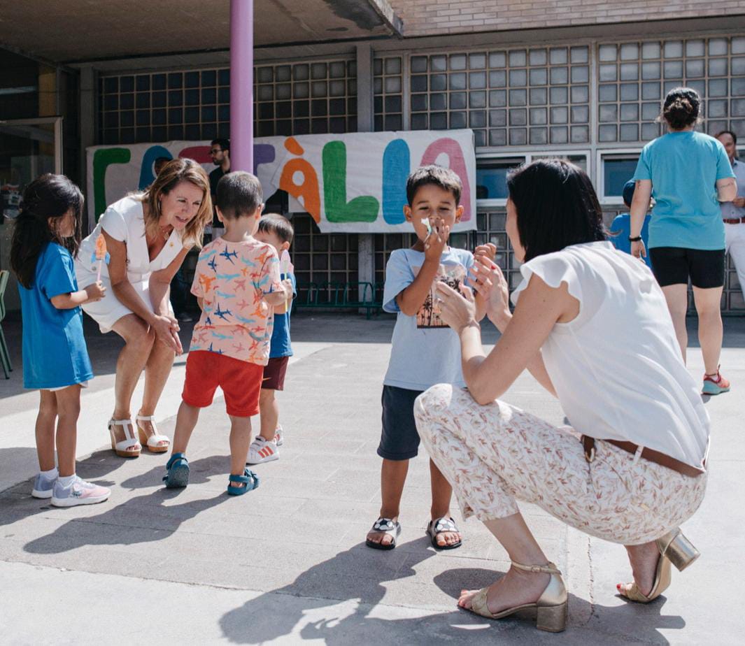 Visita a una escola d'estiu de la alcaldessa Begoña Carrasco i la regidora d'Educació, María España