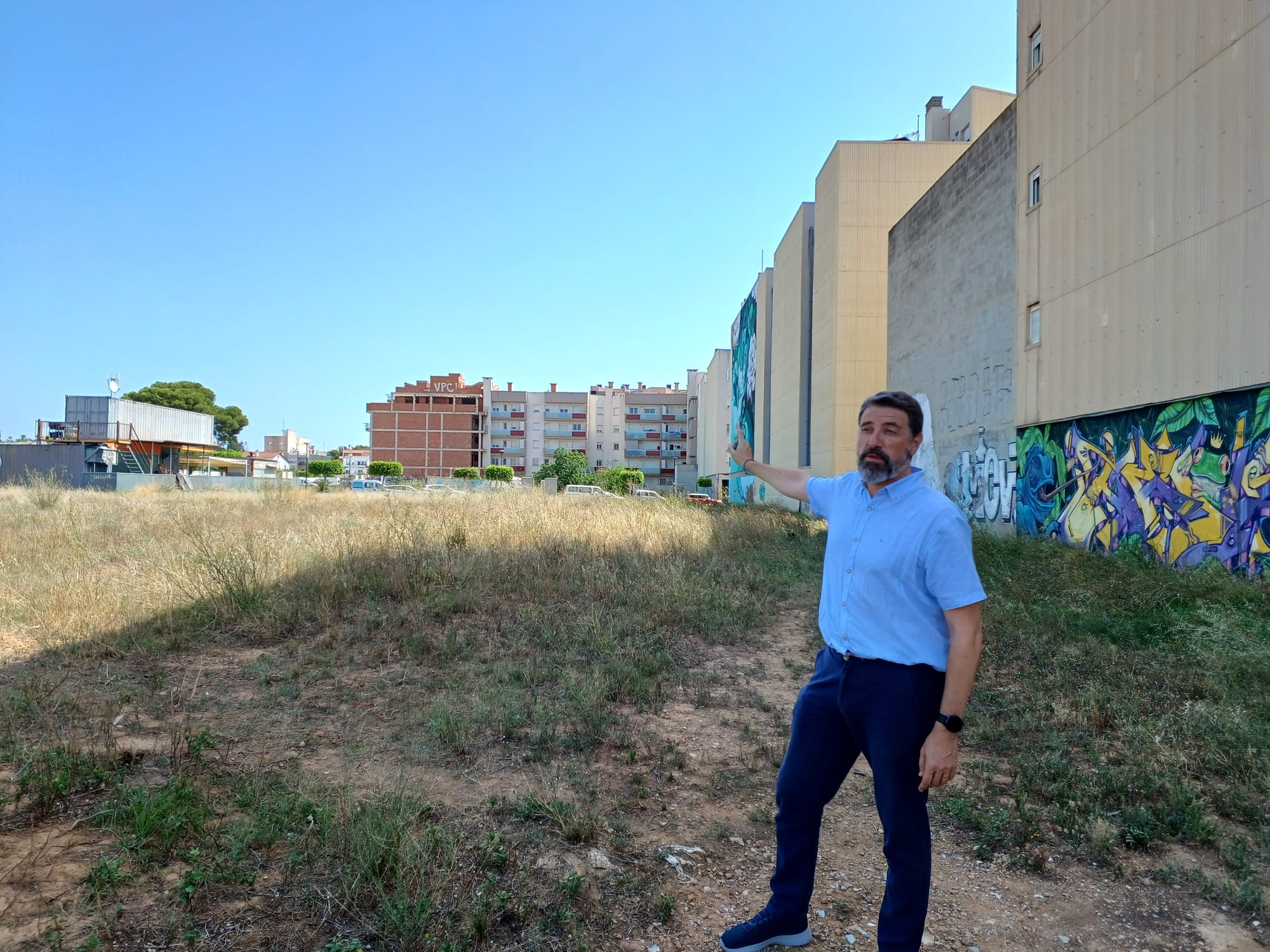 El regidor de Patrimoni, Álvaro París, en una de les parcel·les cedides a la Generalitat