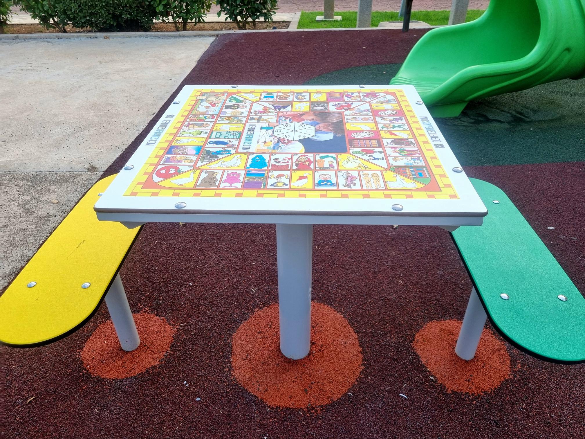 Una de les taules de Parxís instal·ades en L'Alcora