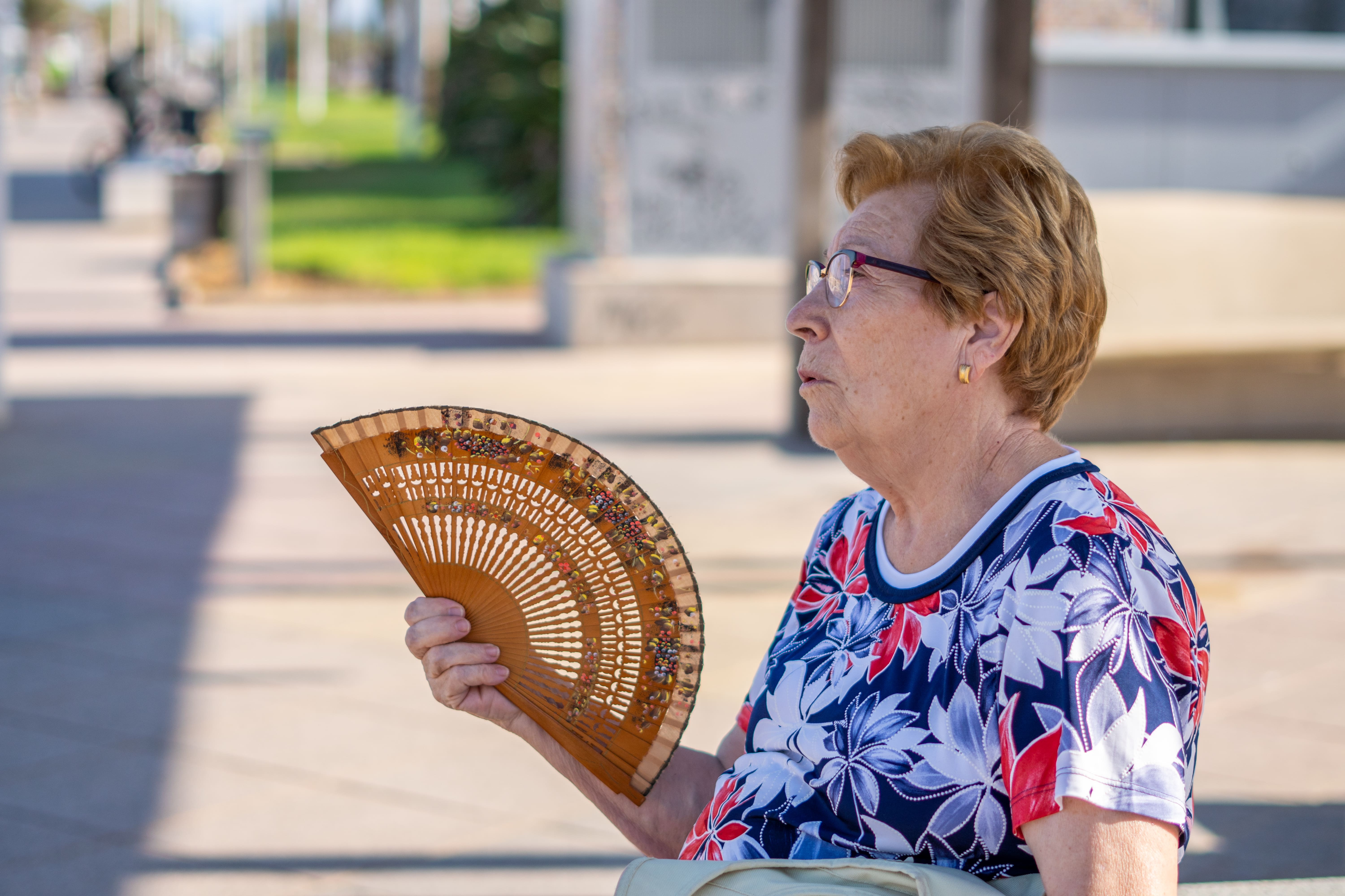 Una dona es refresca amb un palmito 