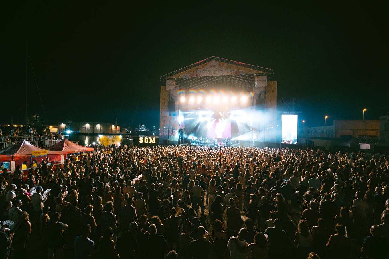 Los conciertos del SOM Festival llena de música la fachada marítima de Castelló
