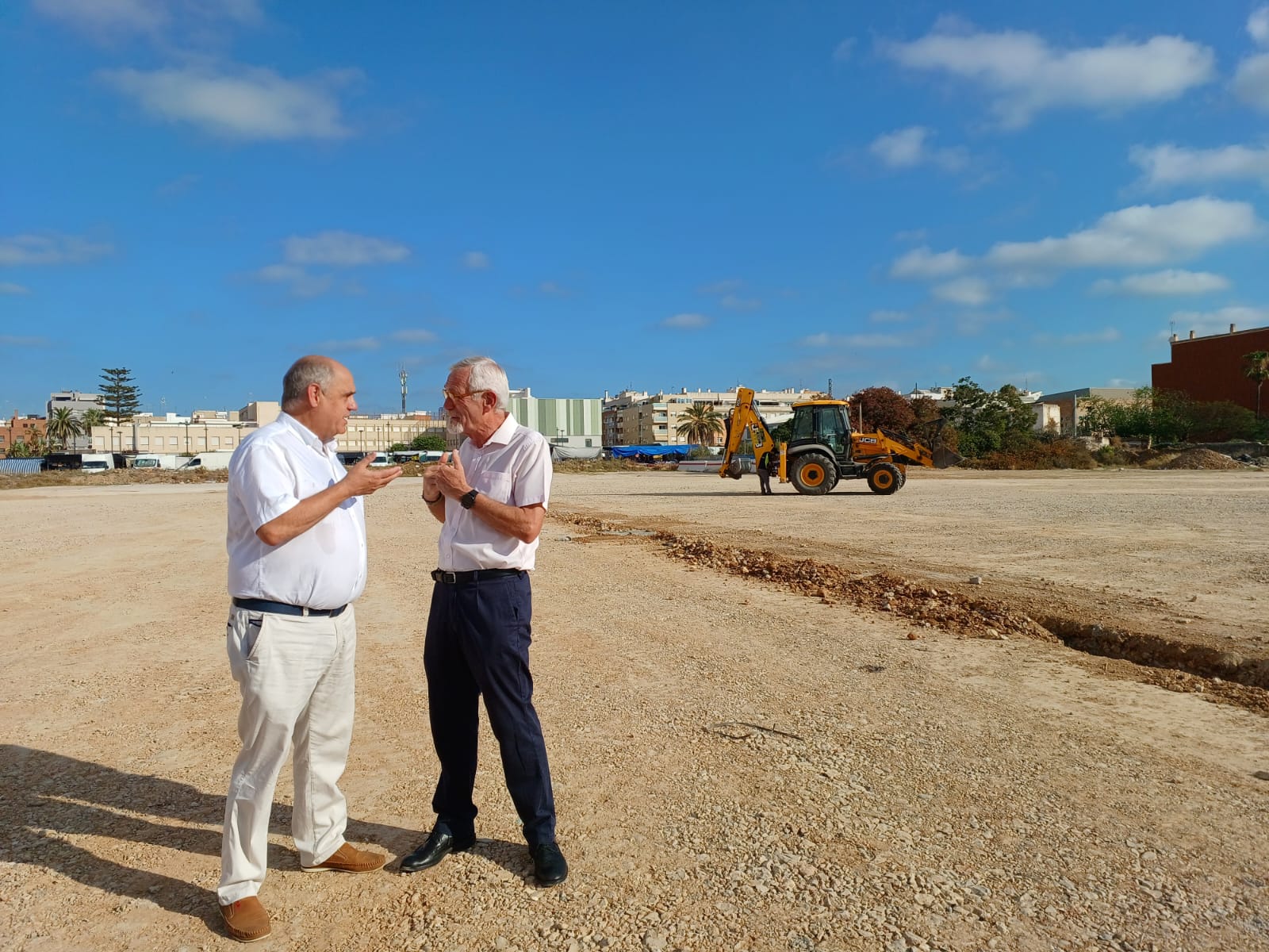 Visita al terreny on s'ubicarà el futur CEIP número 5 de Benicarló
