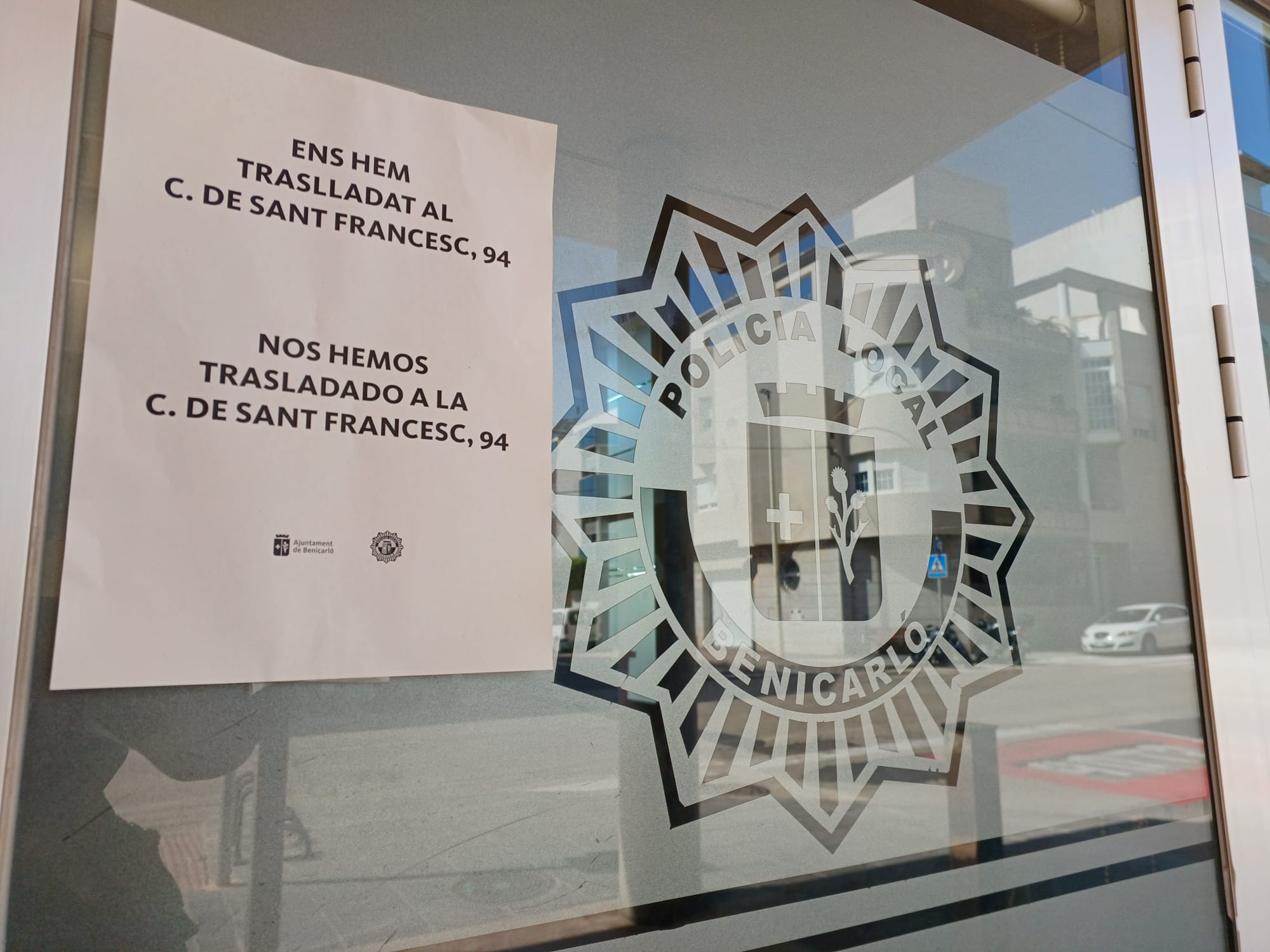 Cartell anunciador del trasllat de les dependències de la Policia Local de Benicarló