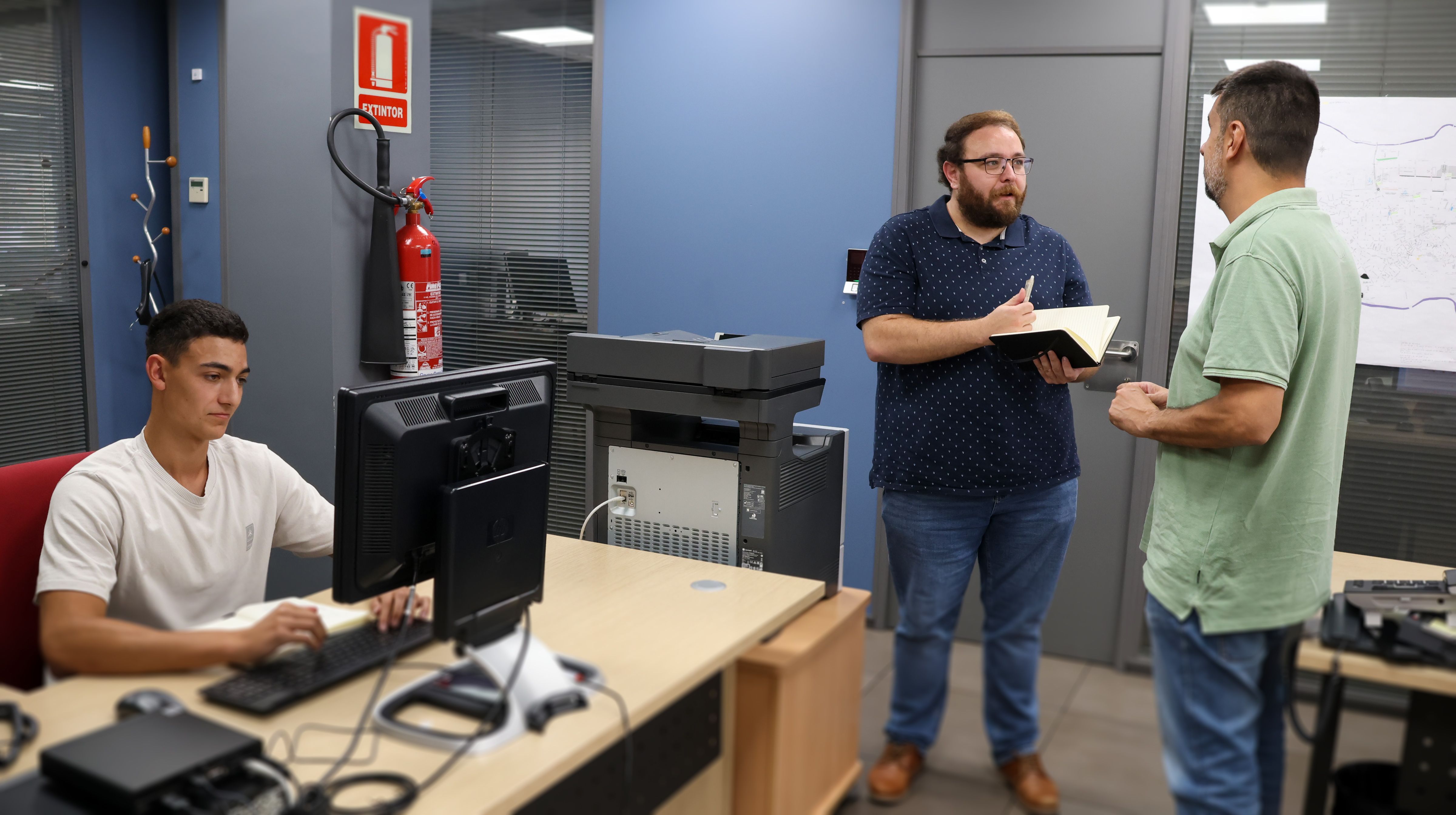 Vicent Bou, regidor d'Innovació d'Onda visita una oficina municipal