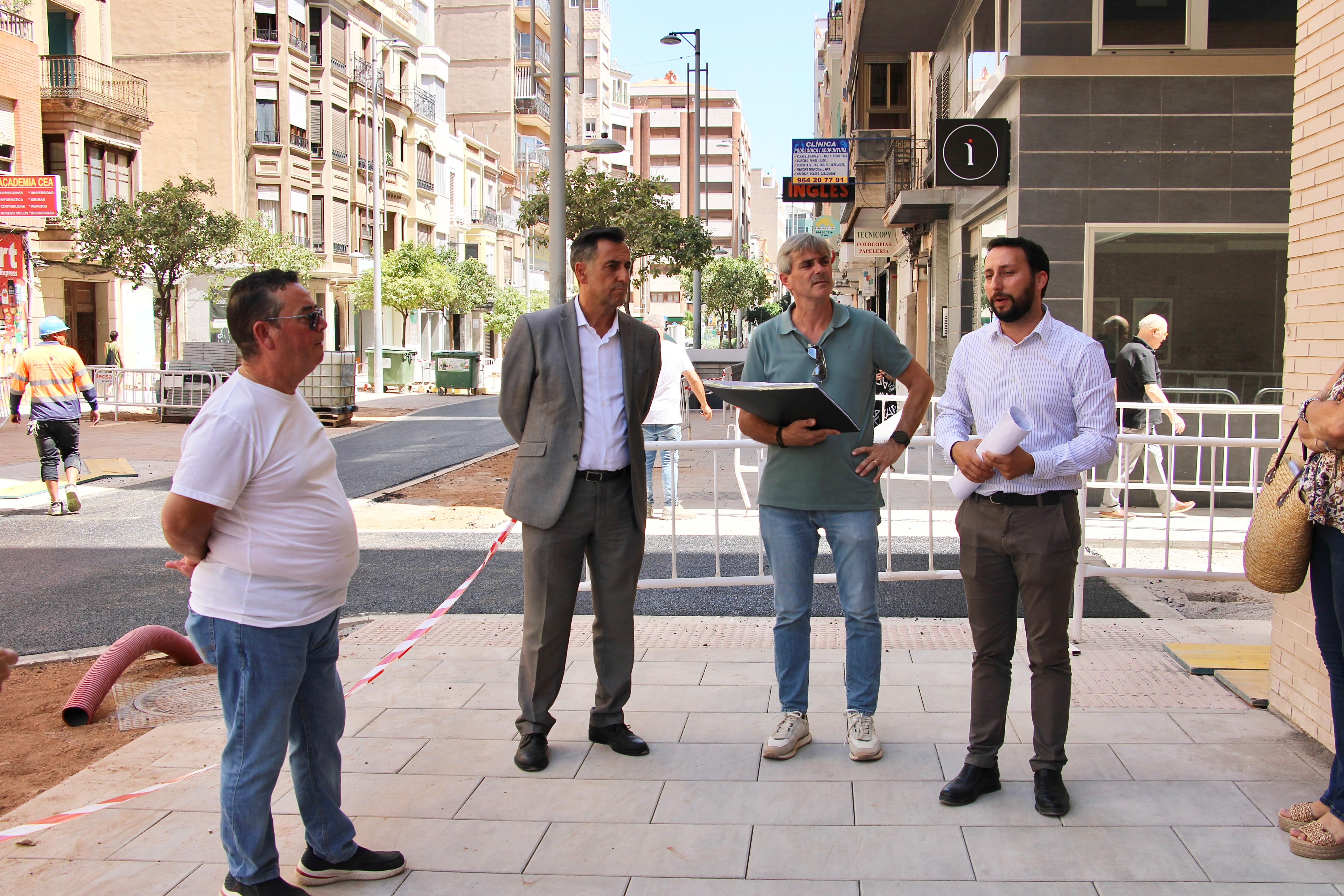  El regidor d'Urbanisme de l'Ajuntament de Castelló, Sergio Toledo, es reuneix amb els comerciants del carrer Navarra sobre els avanços de la ZBE