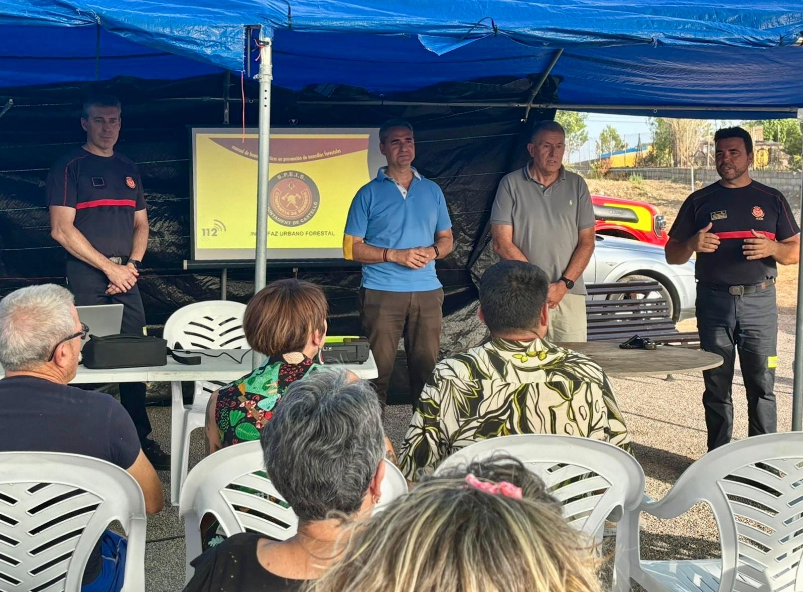 Los bomberos de Castellón dan una charla a los residentes de las urbanizaciones de montaña para prevenir incendios forestales