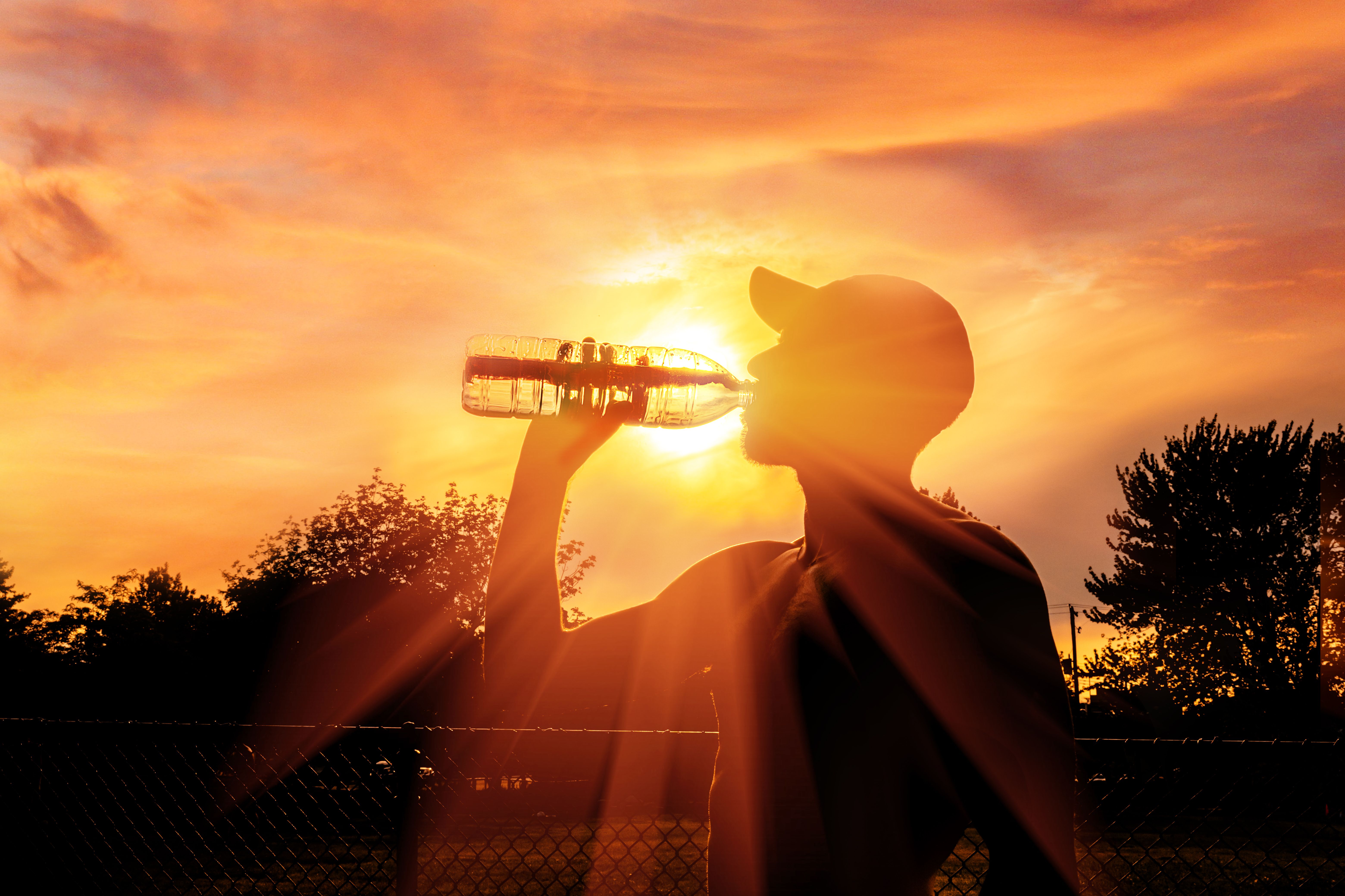  Una persona bevent aigua al sol