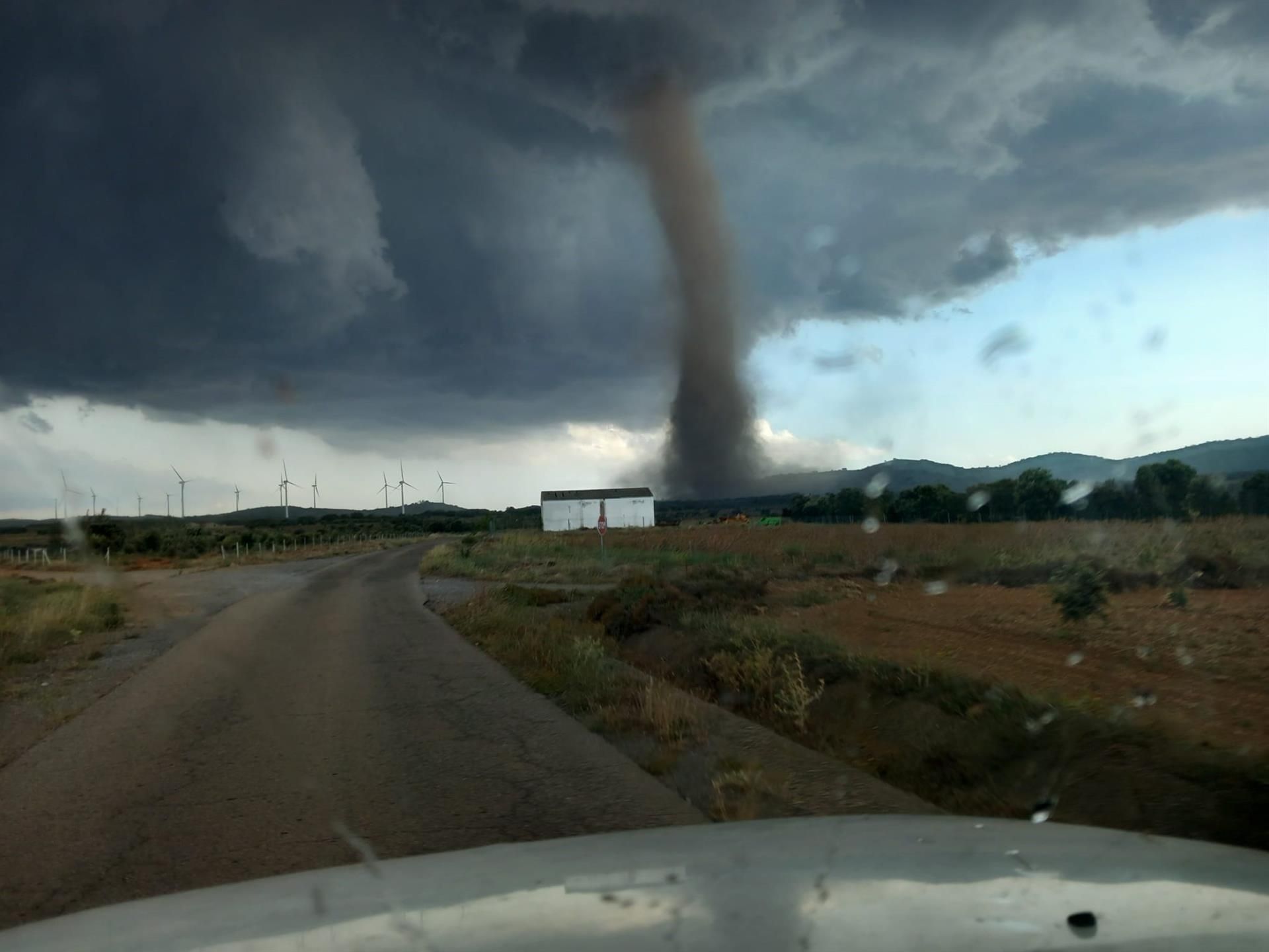  Imatge del tornado registrat hui al Toro. Imatge: Ajuntament del Toro