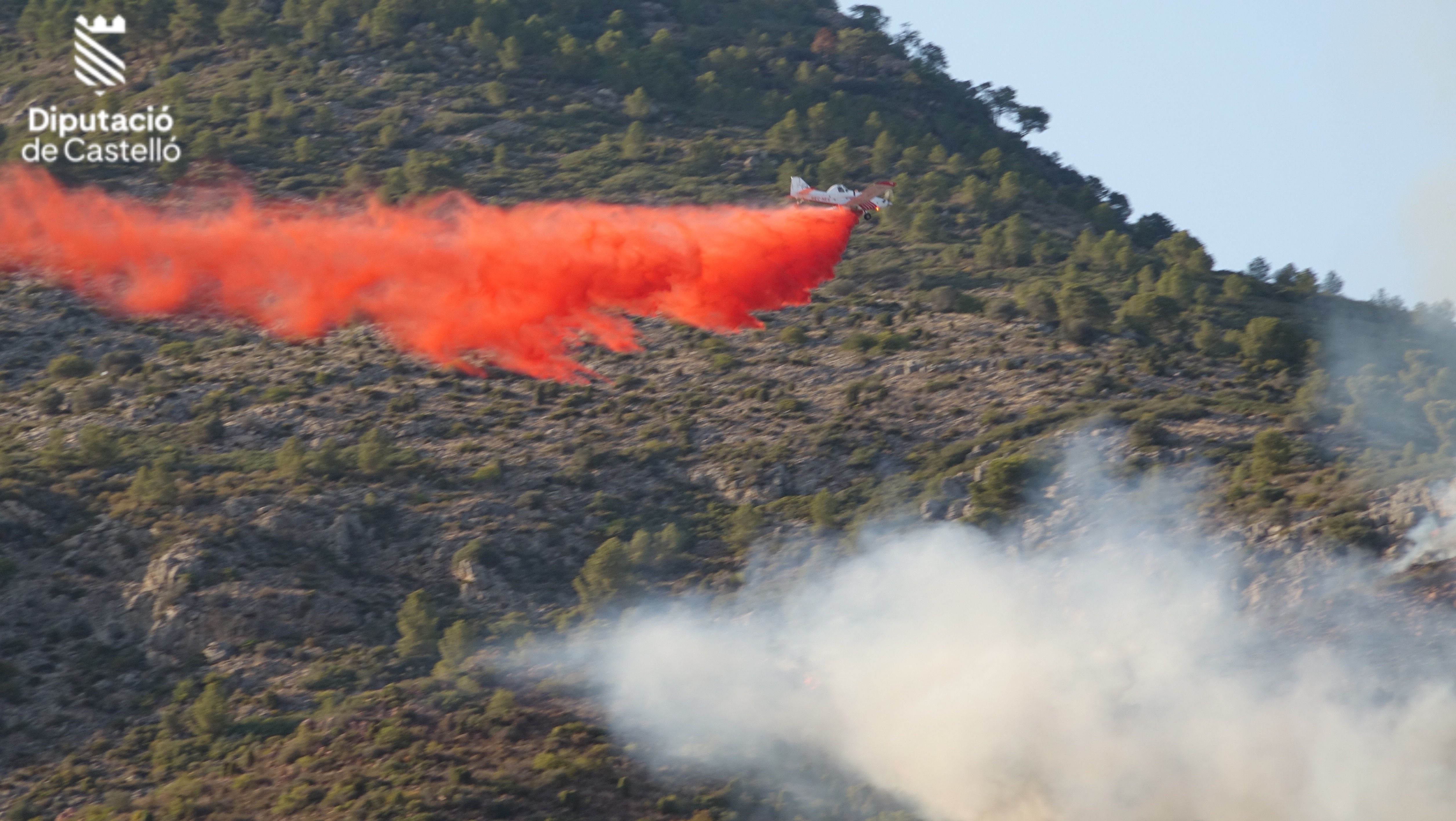  Un mitjà aeri treballa en l'extinció de l'incendi forestal de Benicàssim. Imatge: Consorci Provincial de Bombers de Castelló