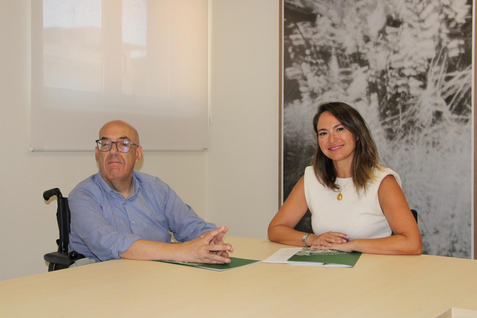  Reunió entre la regidora de Benestar Social a l'Ajuntament de Castelló, Maica Furtat, i Cocemfe